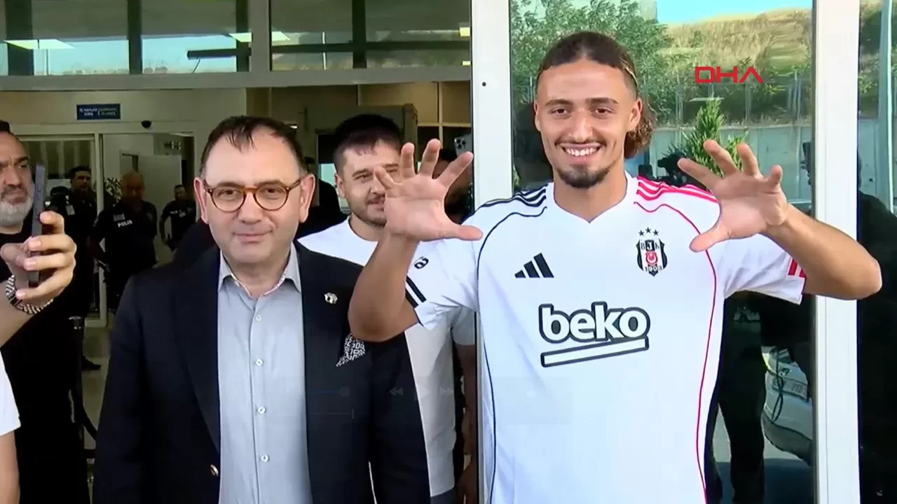 Beşiktaş’ın yeni sağ beki Taylan Bulut İstanbul’a geldi