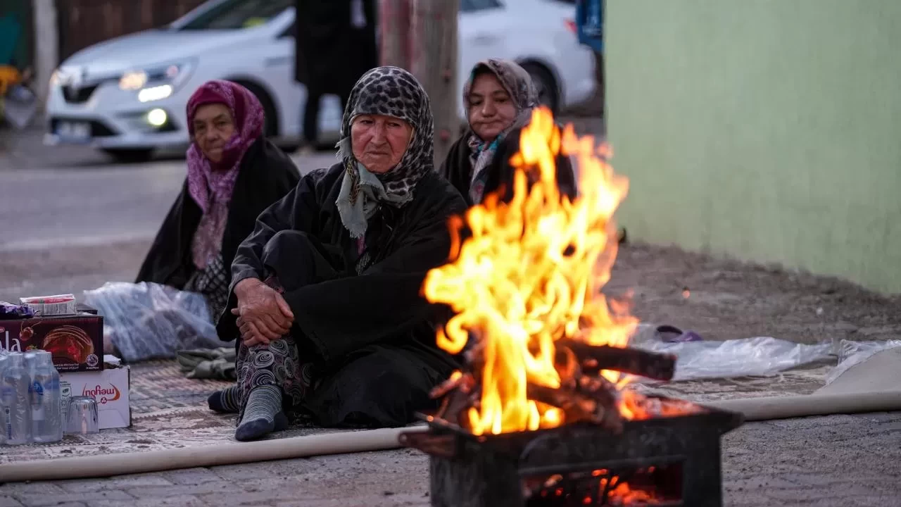Balıkesir’deki deprem korkuttu! Mahalle sakinleri geceyi dışarıda geçirdi