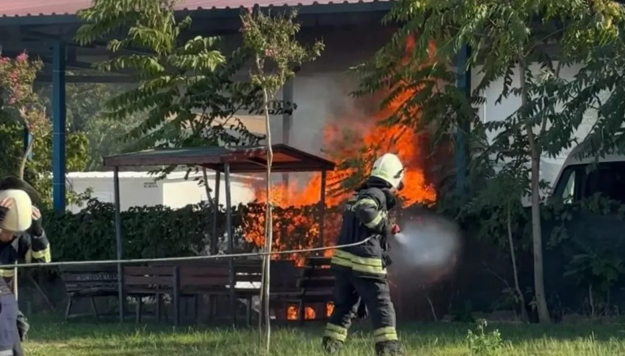 Park halindeki cenaze nakil aracı yandı