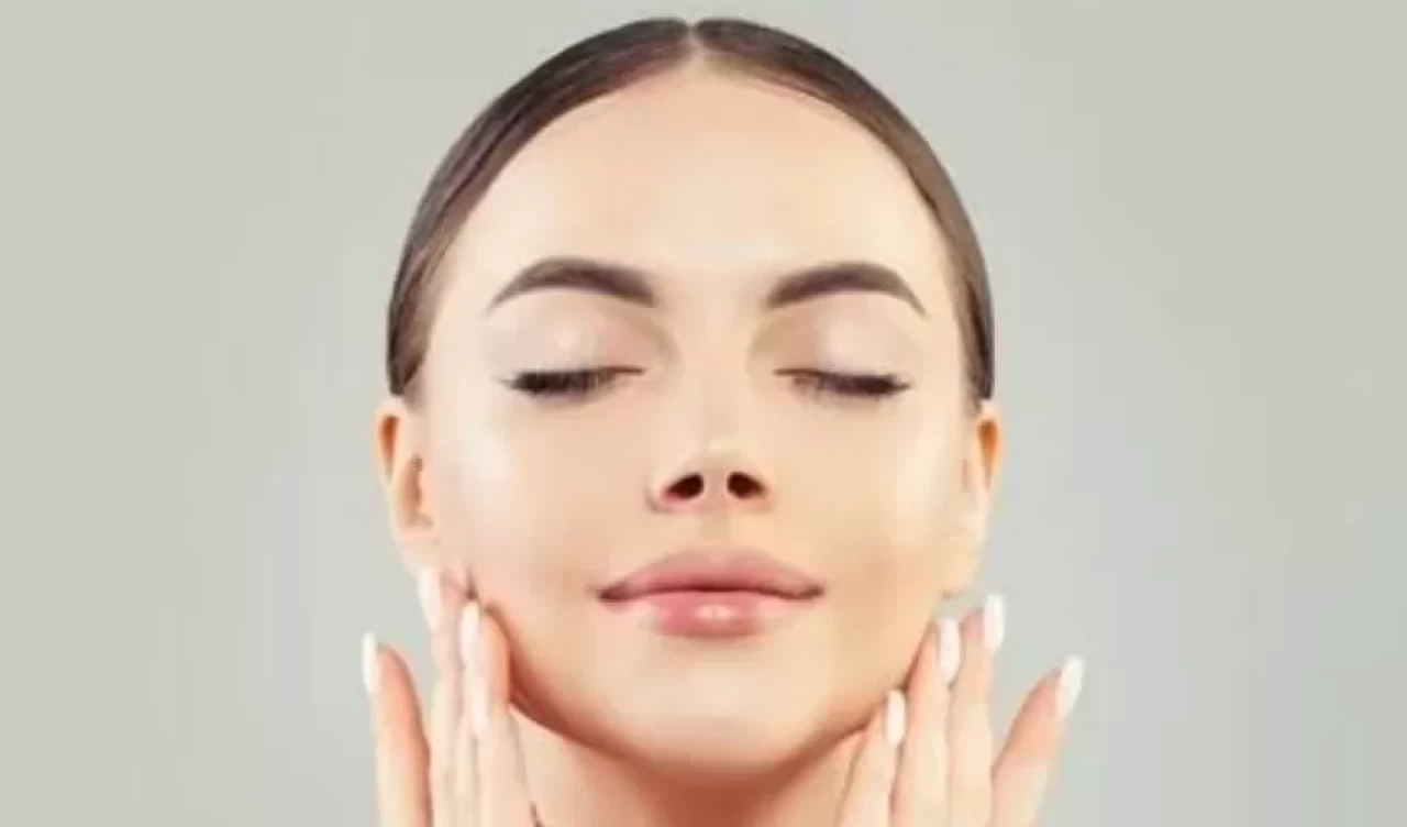 Karma cilt tipine özel bakım! T bölgesindeki yağlanmayı azaltın, yanaklardaki kuruluğu önleyin