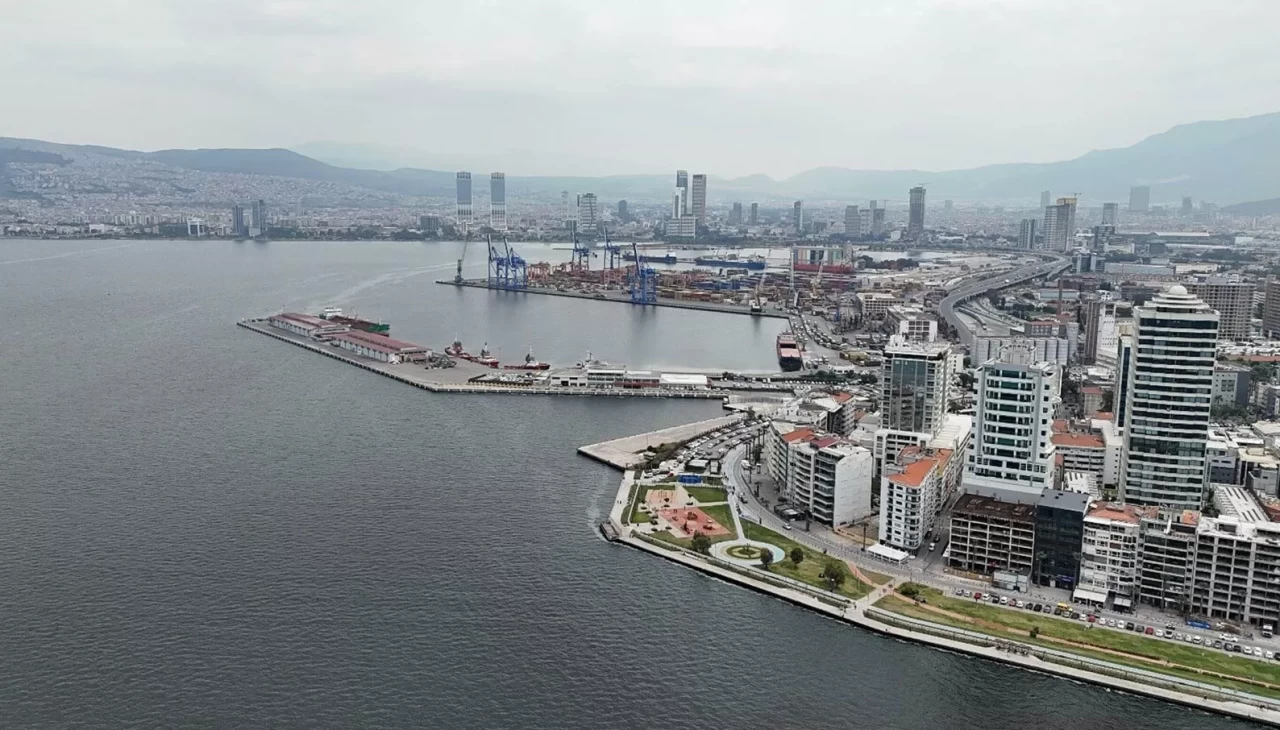 İzmir’de koku kabusu yeniden başladı: Sahil halkı tedirgin “İnsanı hasta eder!”