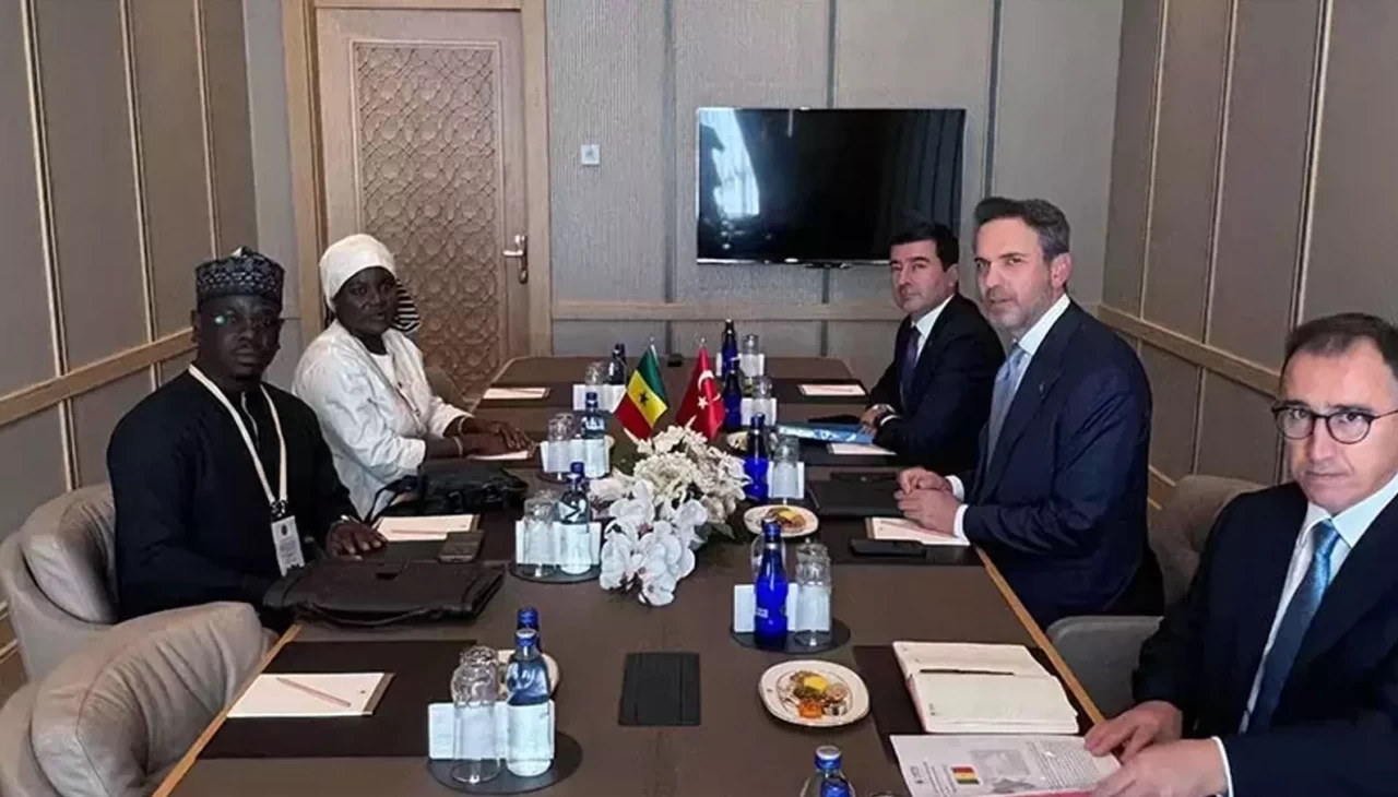 Enerji ve Tabii Kaynaklar Bakanı Bayraktar Senegalli mevkidaşı ile görüştü