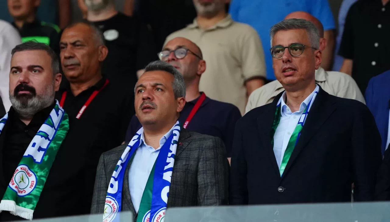 Sağlık Bakanı Kemal Memişoğlu, Çaykur Rizespor - Göztepe maçını trübünden izledi