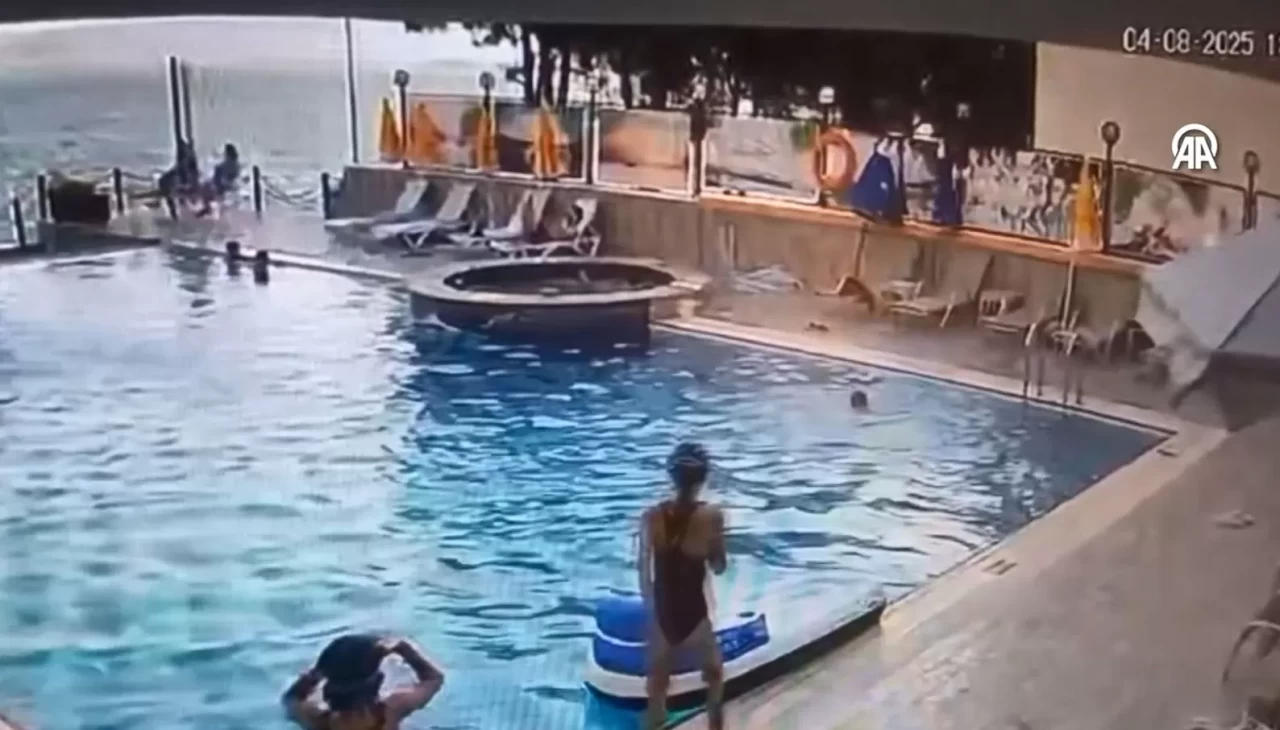 İnsanların hemen yanında 9 yaşındaki çocuk havuzda boğuldu