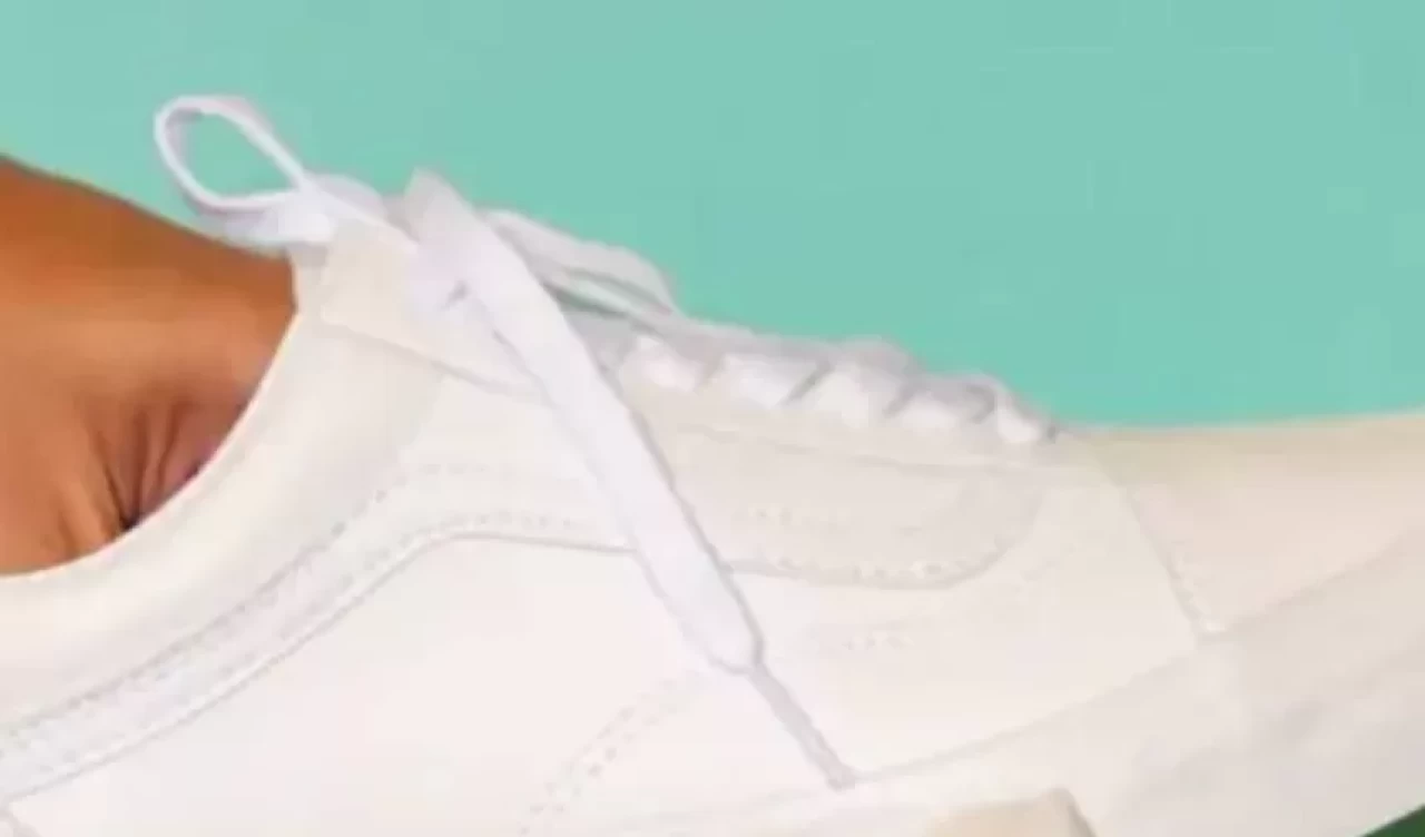 Beyaz spor ayakkabılarınızı ilk gün gibi parlatmanın yolları