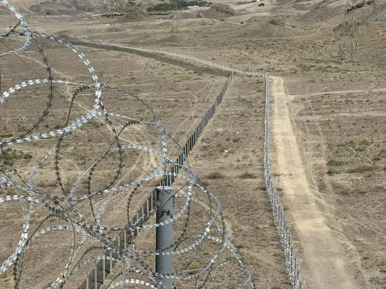 Kırgızistan, Tacikistan sınırına tel örgü çekiliyor