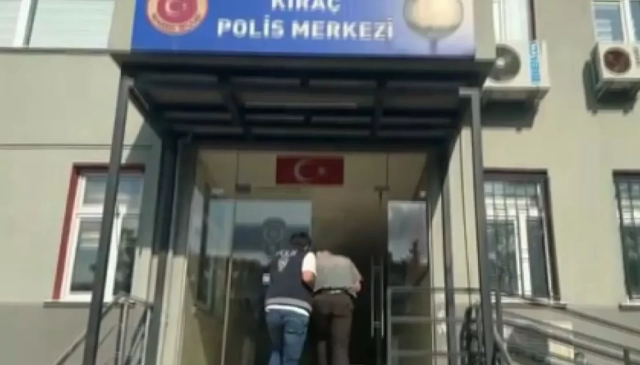Okul önünde uyuşturucu kullanırken önce kameralara, sonra polise yakalandılar