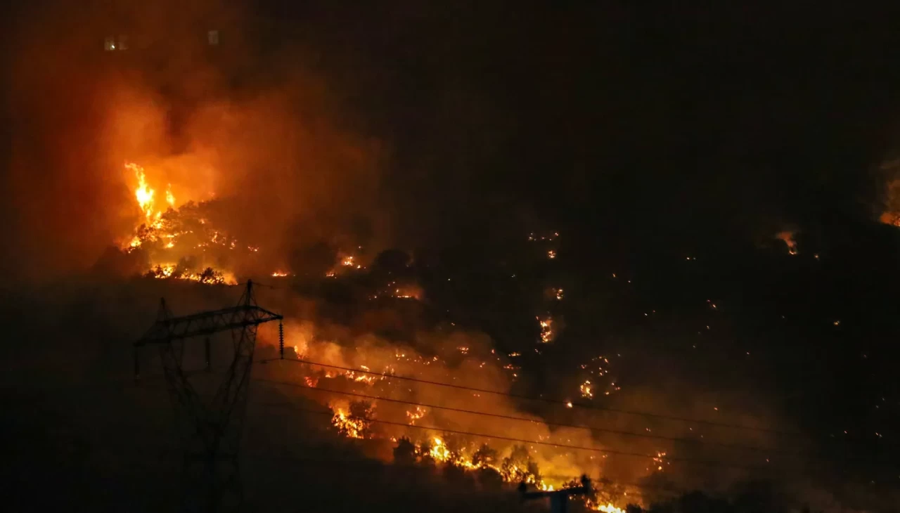 Diyarbakır'ın kırsalında çıkan yangına müdahale sürüyor