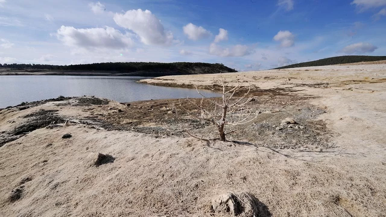 Uşak'a su sağlayan baraj kurudu: Kentte su kesintisi uygulanacak