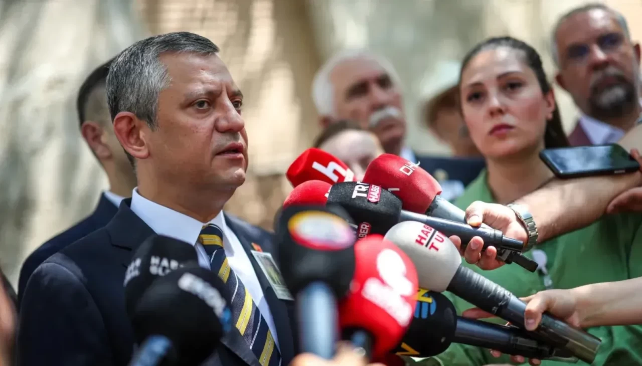 Özgür Özel terbiye sınırlarını aştı, Cumhurbaşkanı Erdoğan'a hakaret etti!