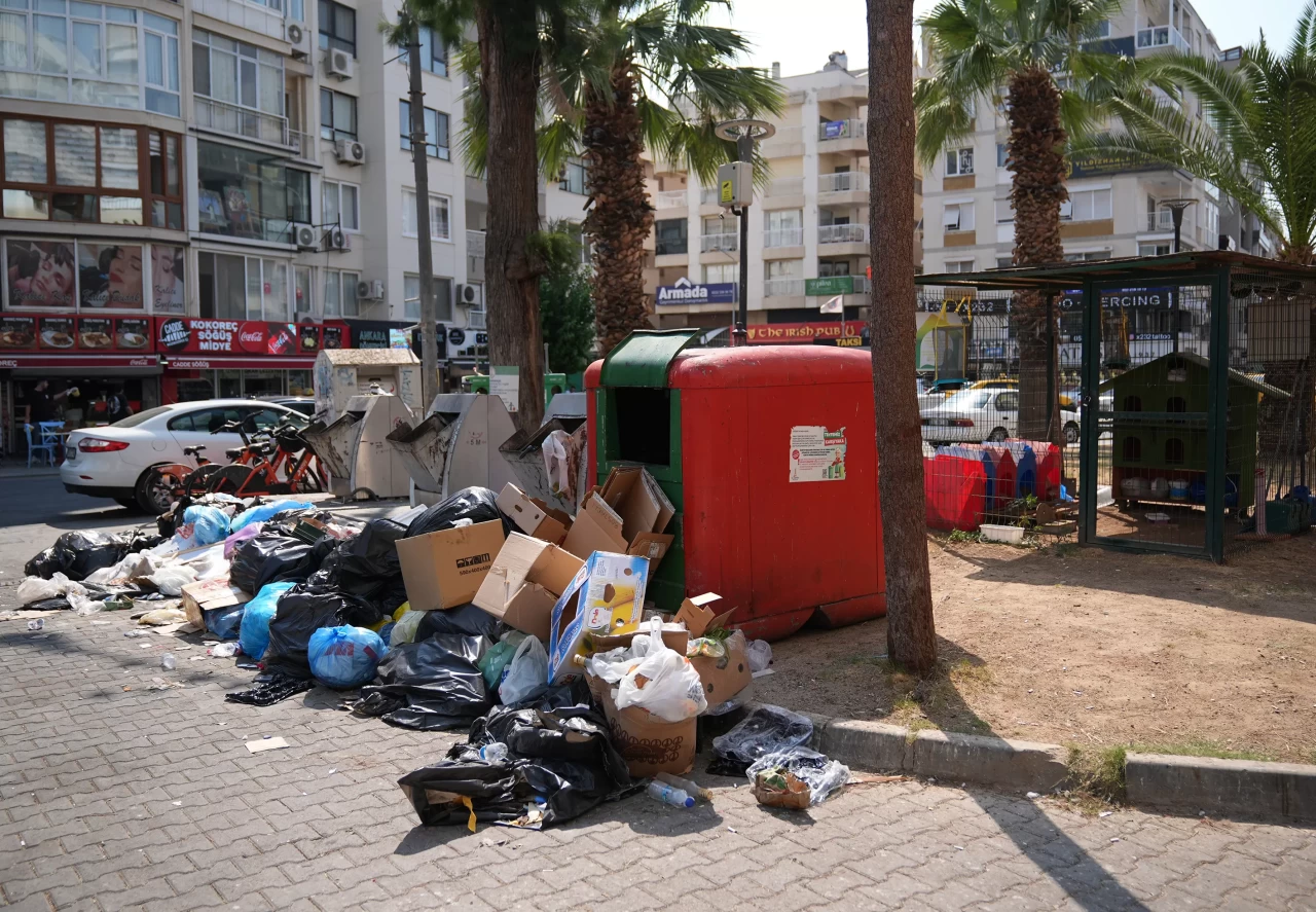İzmir'de çöplerin toplanmaması tepkilere neden oluyor
