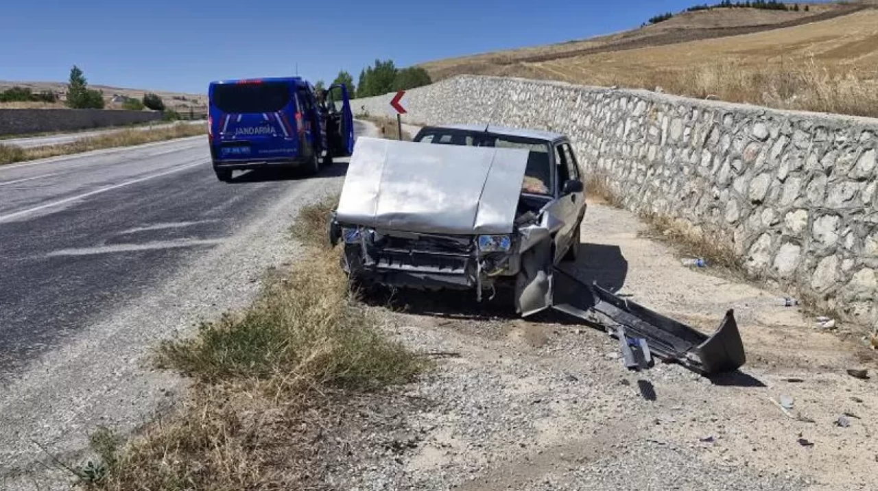 Kontrolden çıkan otomobil duvara çarptı: 2 yaralı