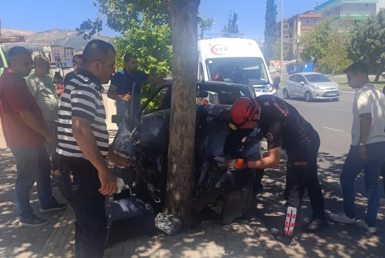 Kahramanmaraş'ta otomobil ağaca çarptı: 1 yaralı