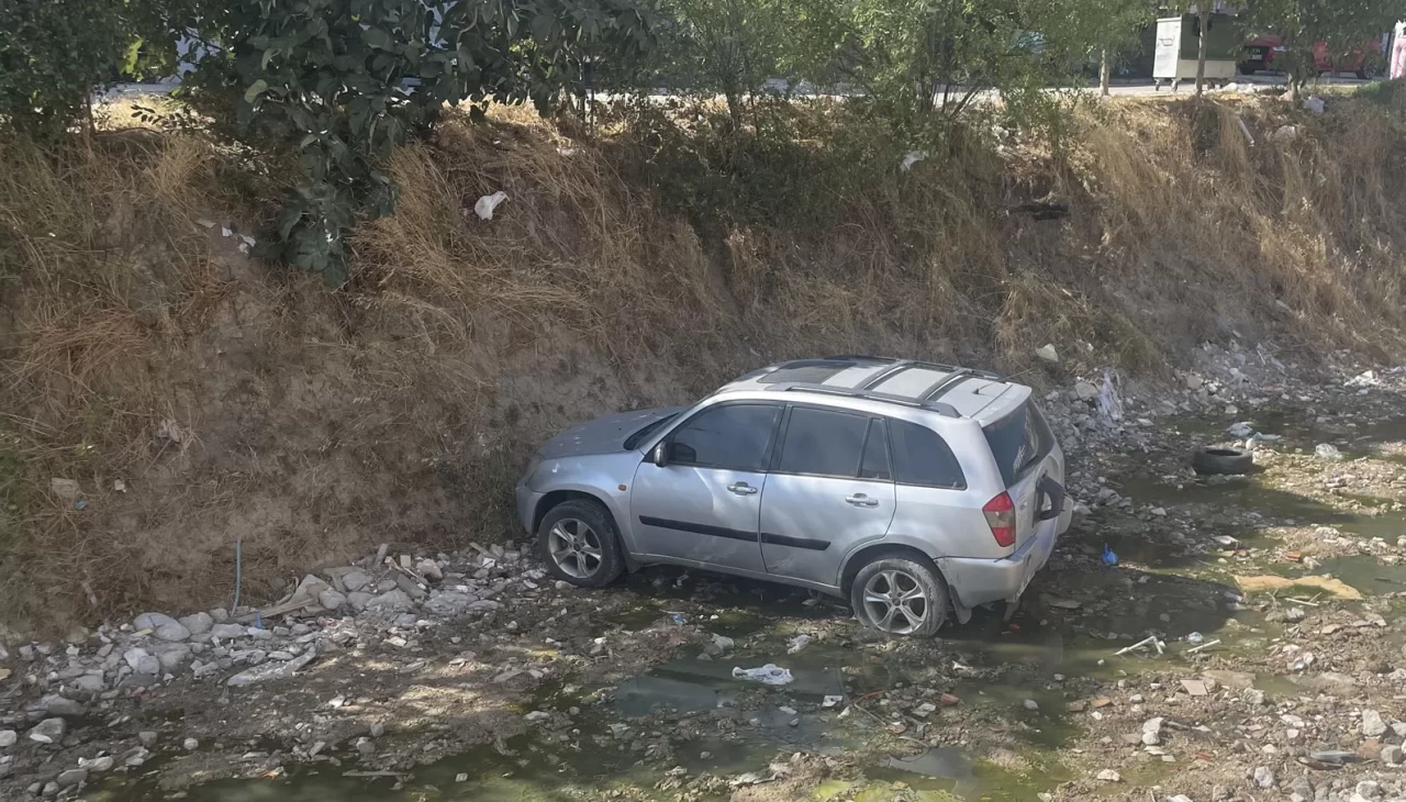 Çocukların el frenini indirdiği otomobil dereye uçtu