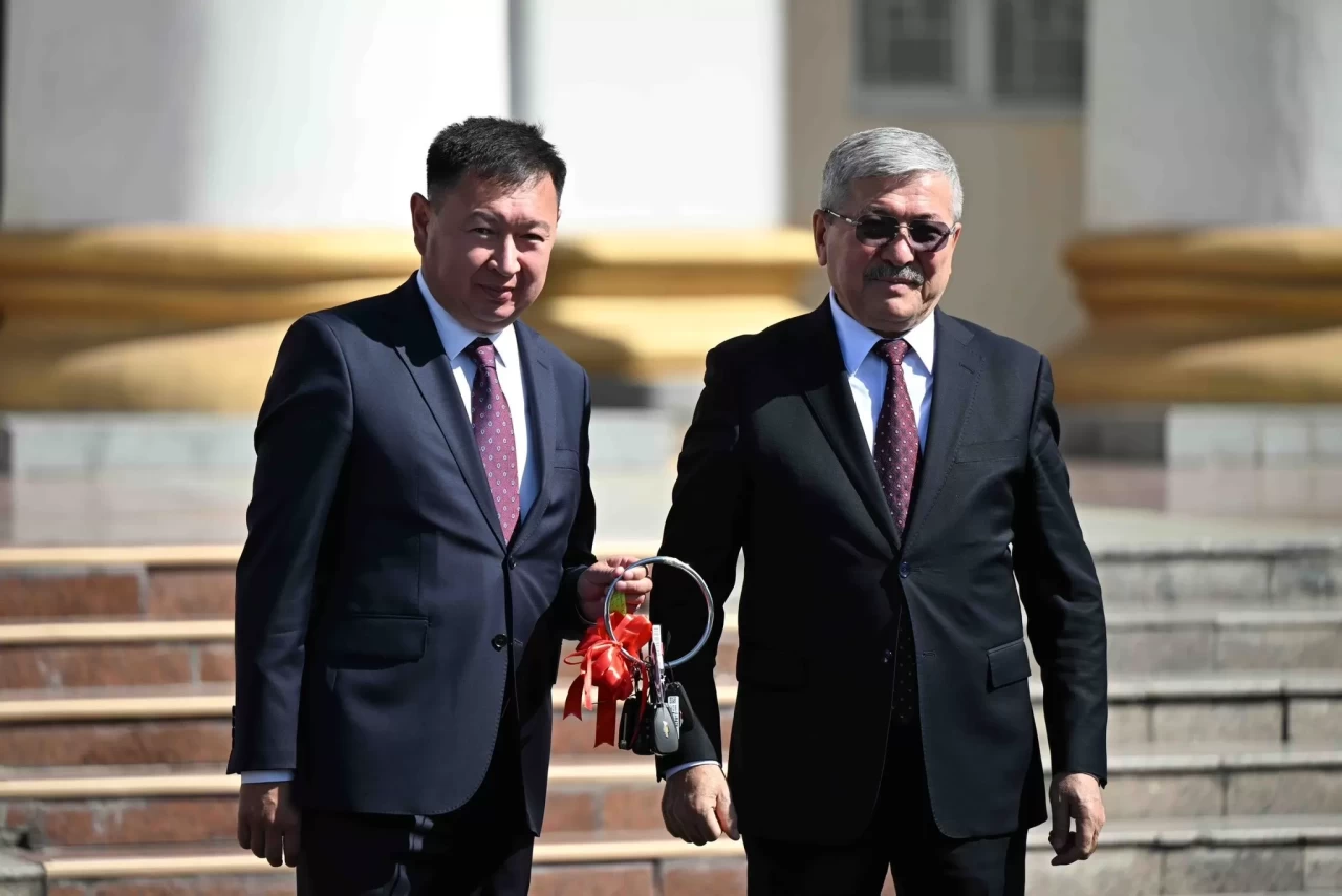 Kırgızistan Başbakanı Kasımaliyev, devlet kurumlarına 63 yeni aracın anahtarını teslim etti