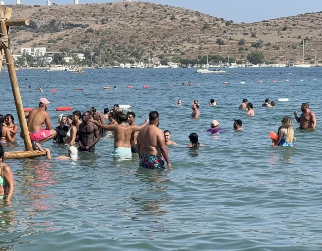 Bodrum’da yaz zirvesi! Sahiller insan seline döndü