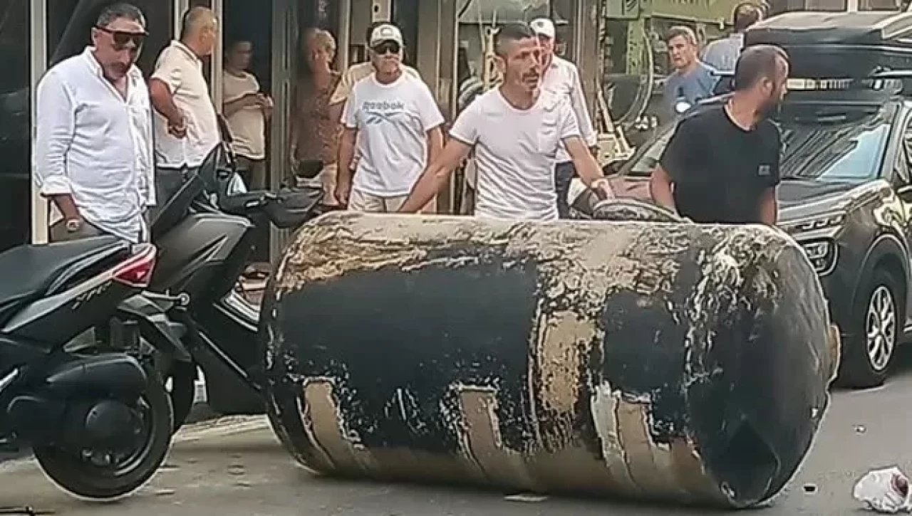 Balıkesir'de kuvvetli rüzgar: Dört tonluk su deposu caddeye uçtu