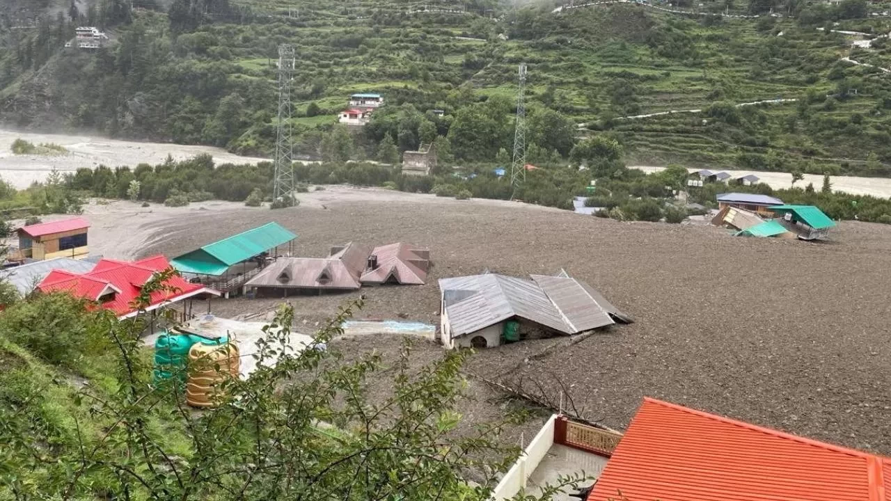 Hindistan'daki heyelanda faciasında 100 kişi kayıp