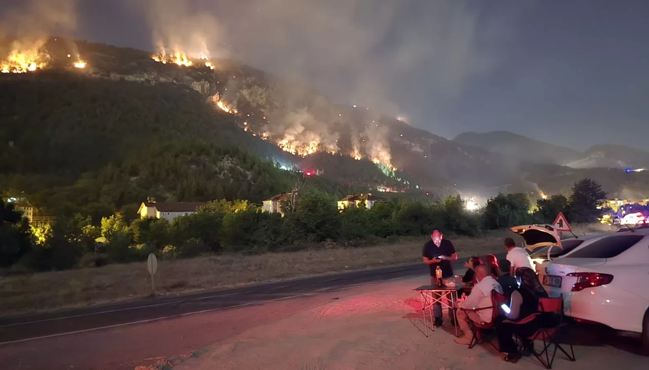 Karabük'te orman yangınını kamp sandalyesine yaslanıp izlediler