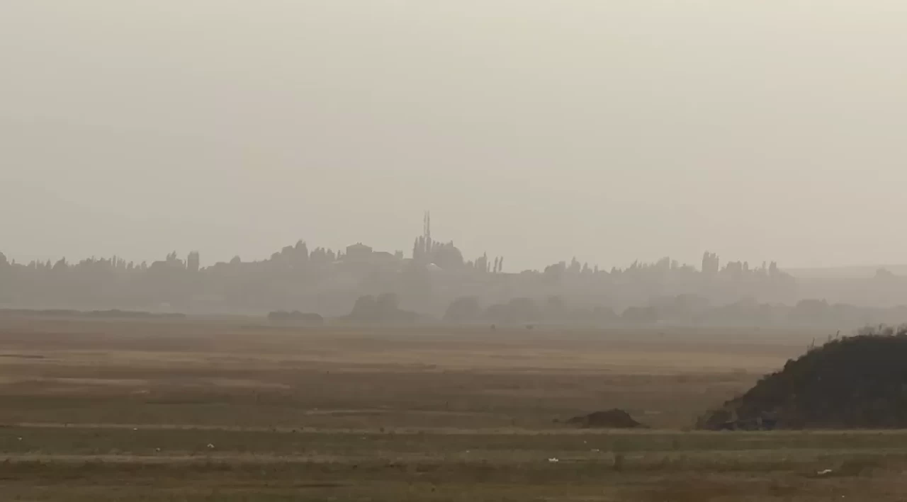 Irak ve Suriye'den gelen toz bulutu Yüksekova'yı kapladı