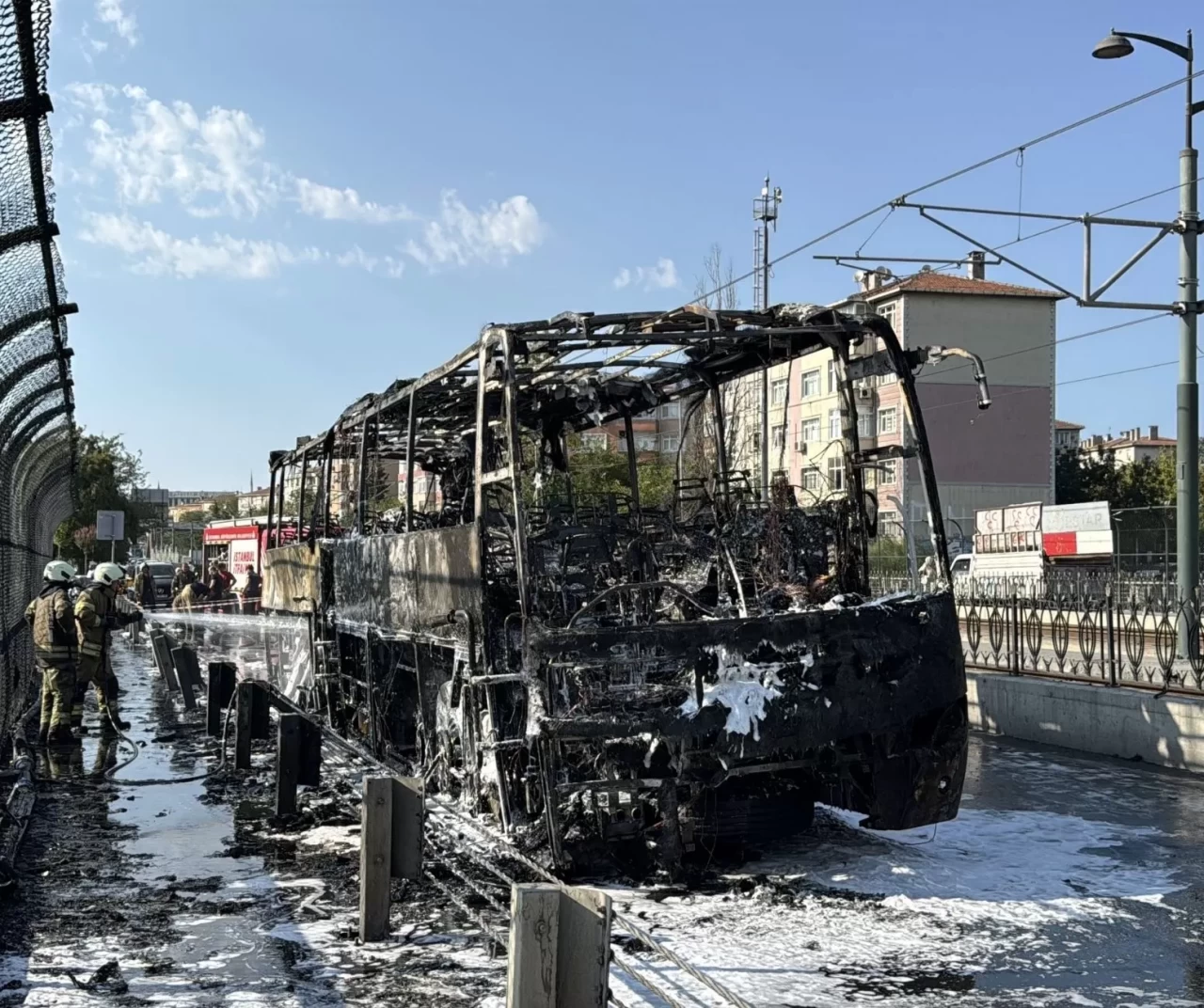 Esenler'de korku dolu anlar! Servis minibüsü alev alev yandı