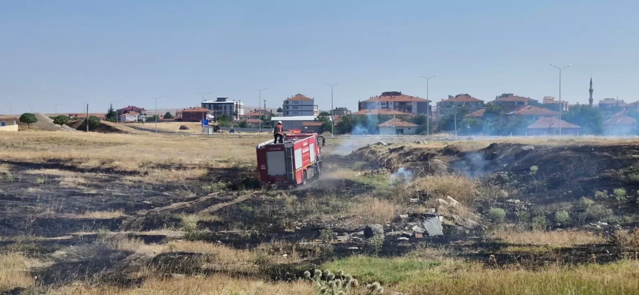 Çorum'da Alaca Devlet Hastanesi yakınındaki arazide yangın paniği