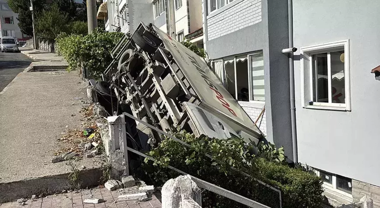 Park edildikten sonra hareket etti, apartmanın bahçesine uçtu