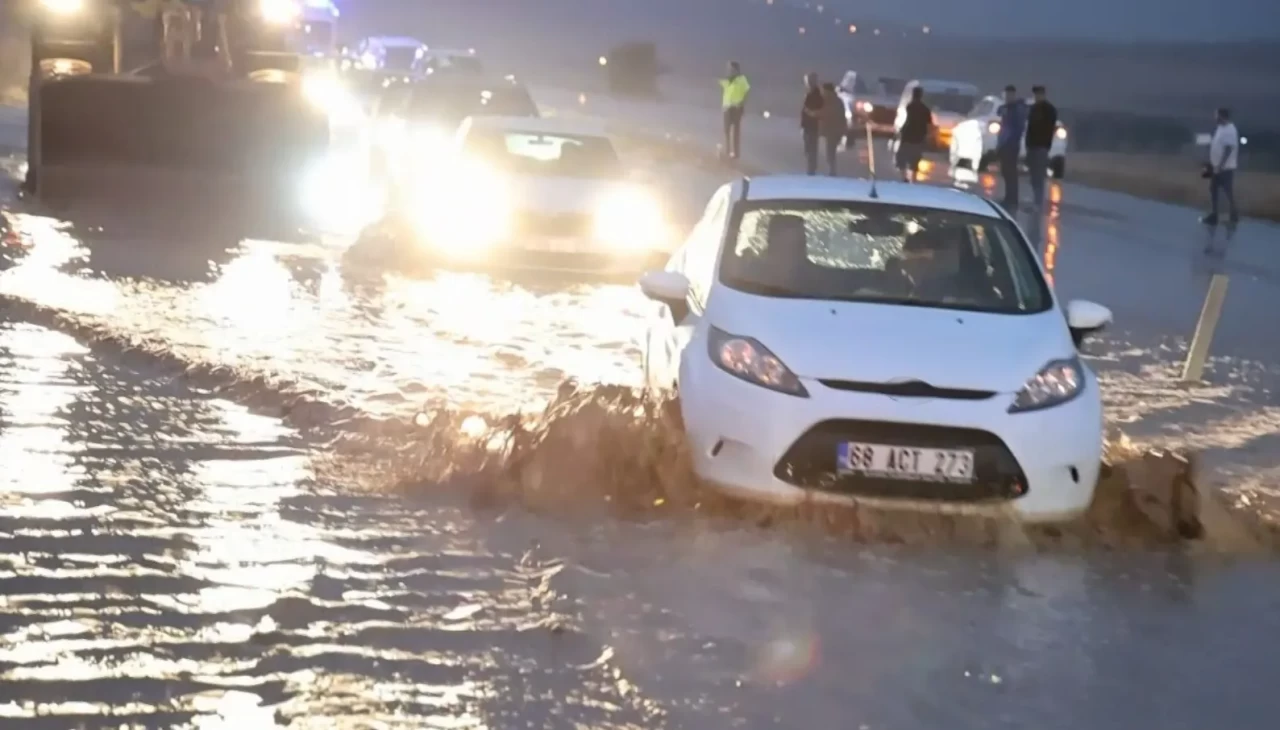 Aksaray-Nevşehir karayolunu sel vurdu: Yol trafiğe kapandı