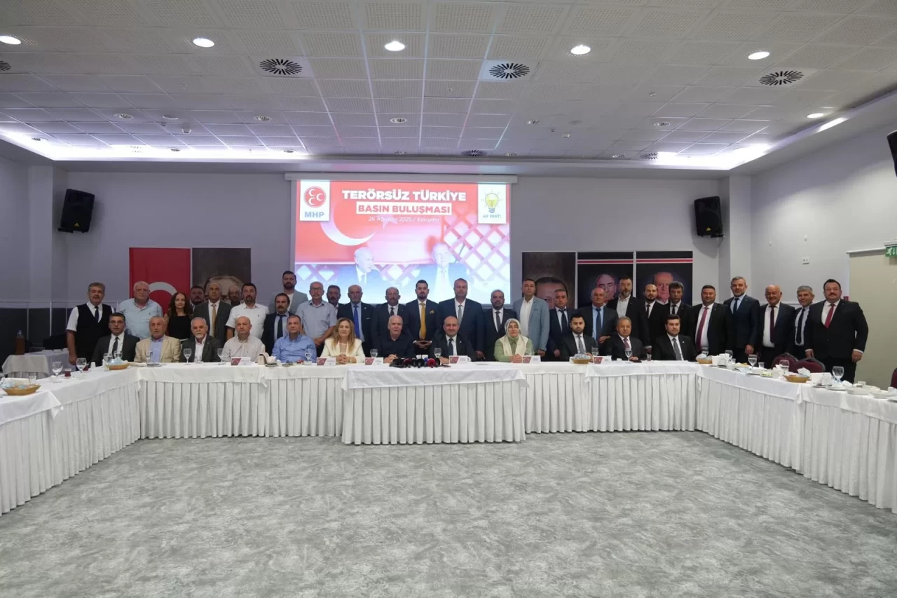 MHP Eskişehir İl Başkanı İsmail Candemir, "Terörsüz Huzurlu Güçlü Türkiye" basın buluşması düzenledi