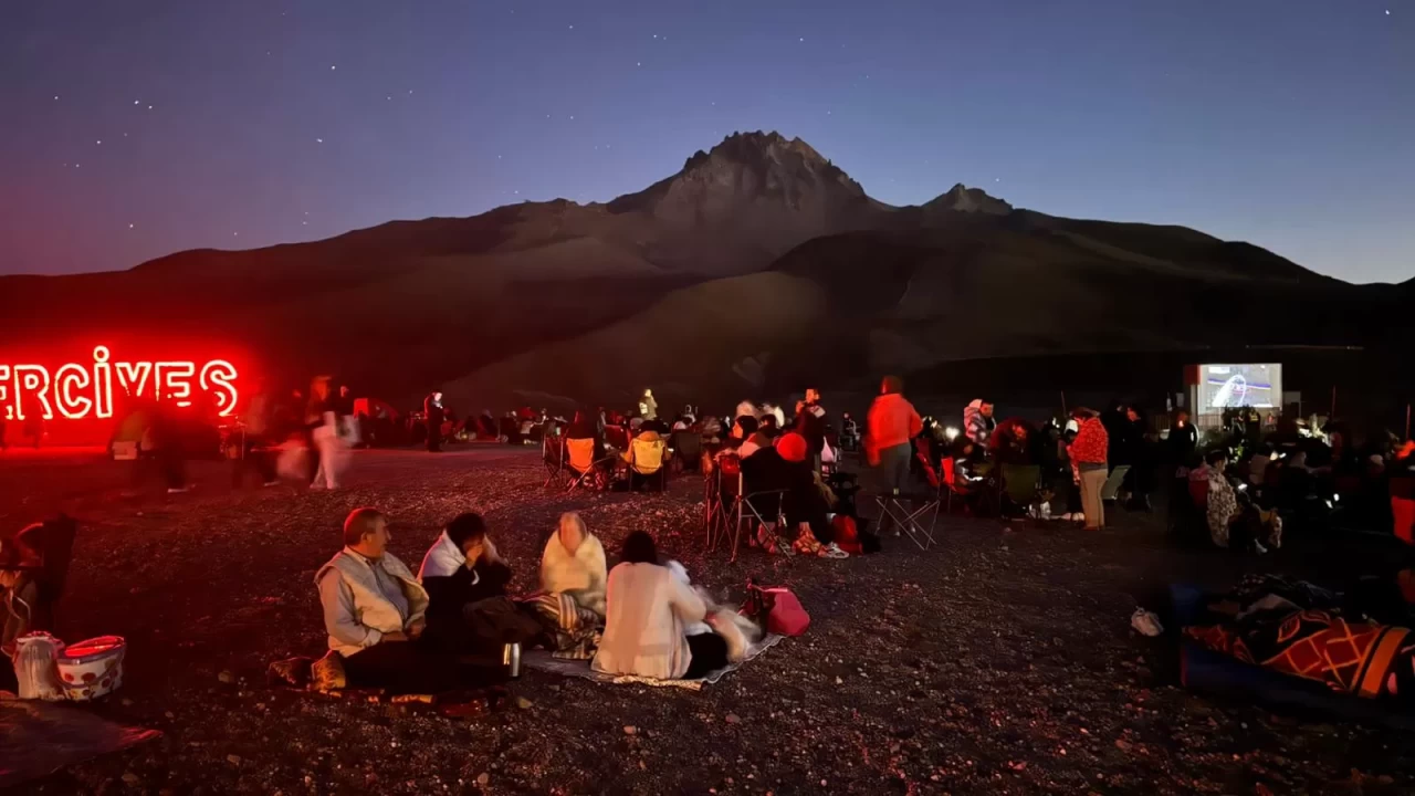 Tam 2 bin 650 metre yükseklikte meteor yağmuru