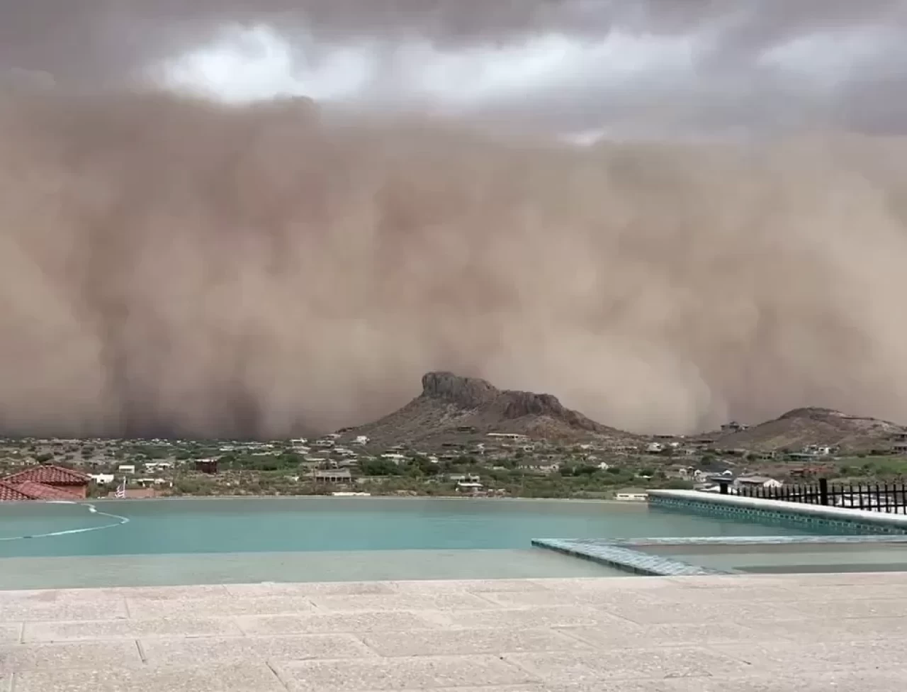 Arizona’da toz fırtınası: 55 bin kişi elektriksiz kaldı