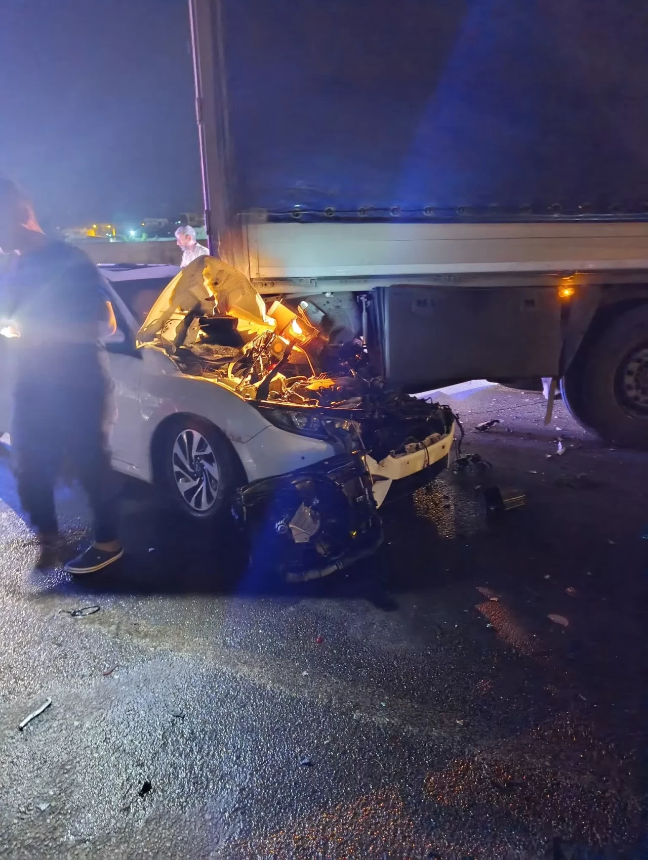 Otomobil, park halindeki tırın altına girdi: 3 ağır yaralı