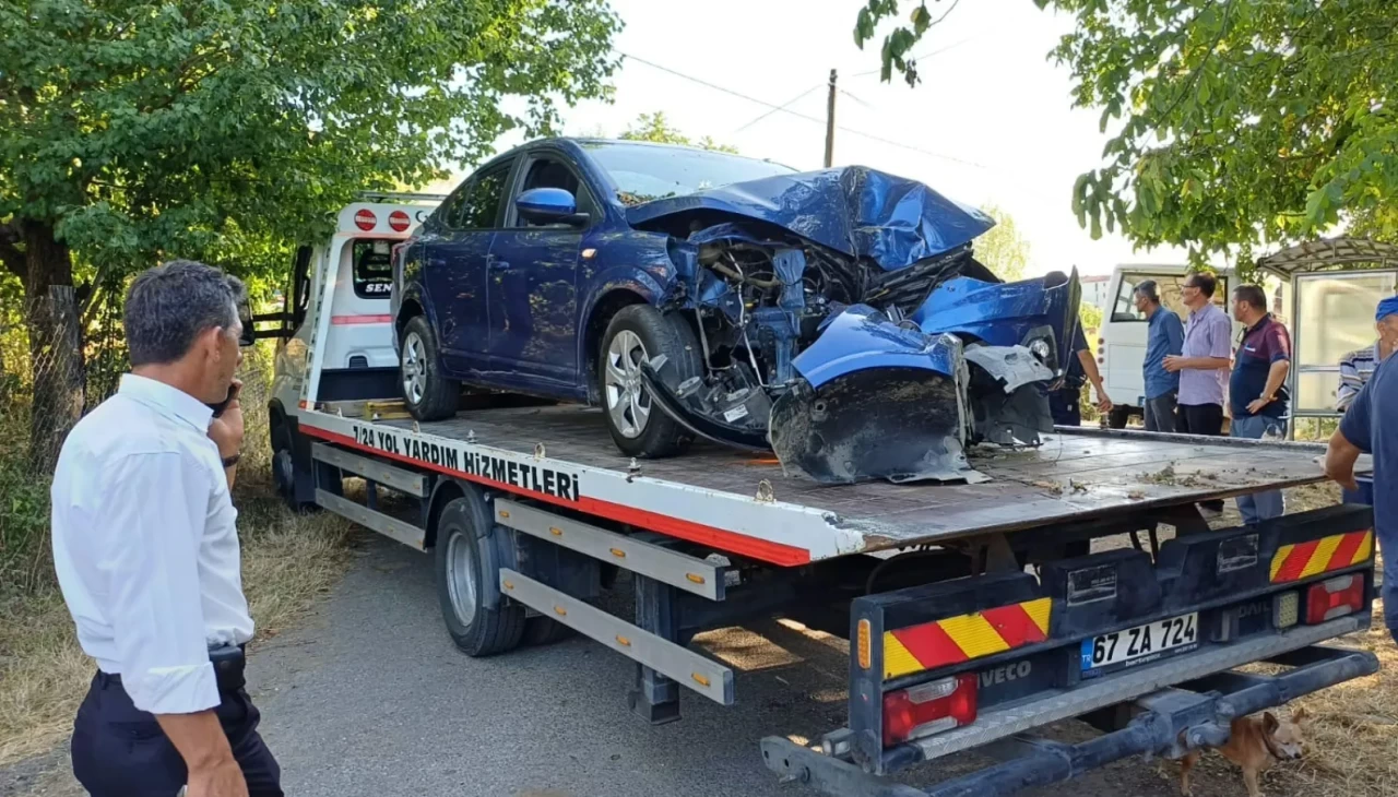 Zonguldak'ta direksiyon hakimiyetini kaybeden otomobil ağaca çarptı