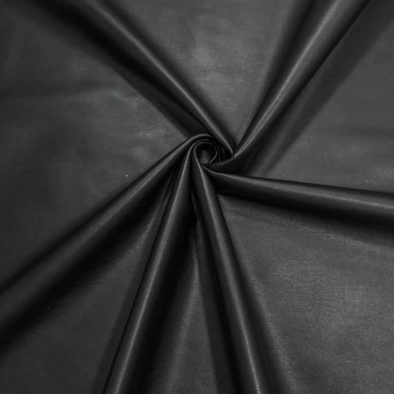 Deri ve Deri Görünümlü Kumaşlar: Doğal ve Suni Arasındaki Farklar