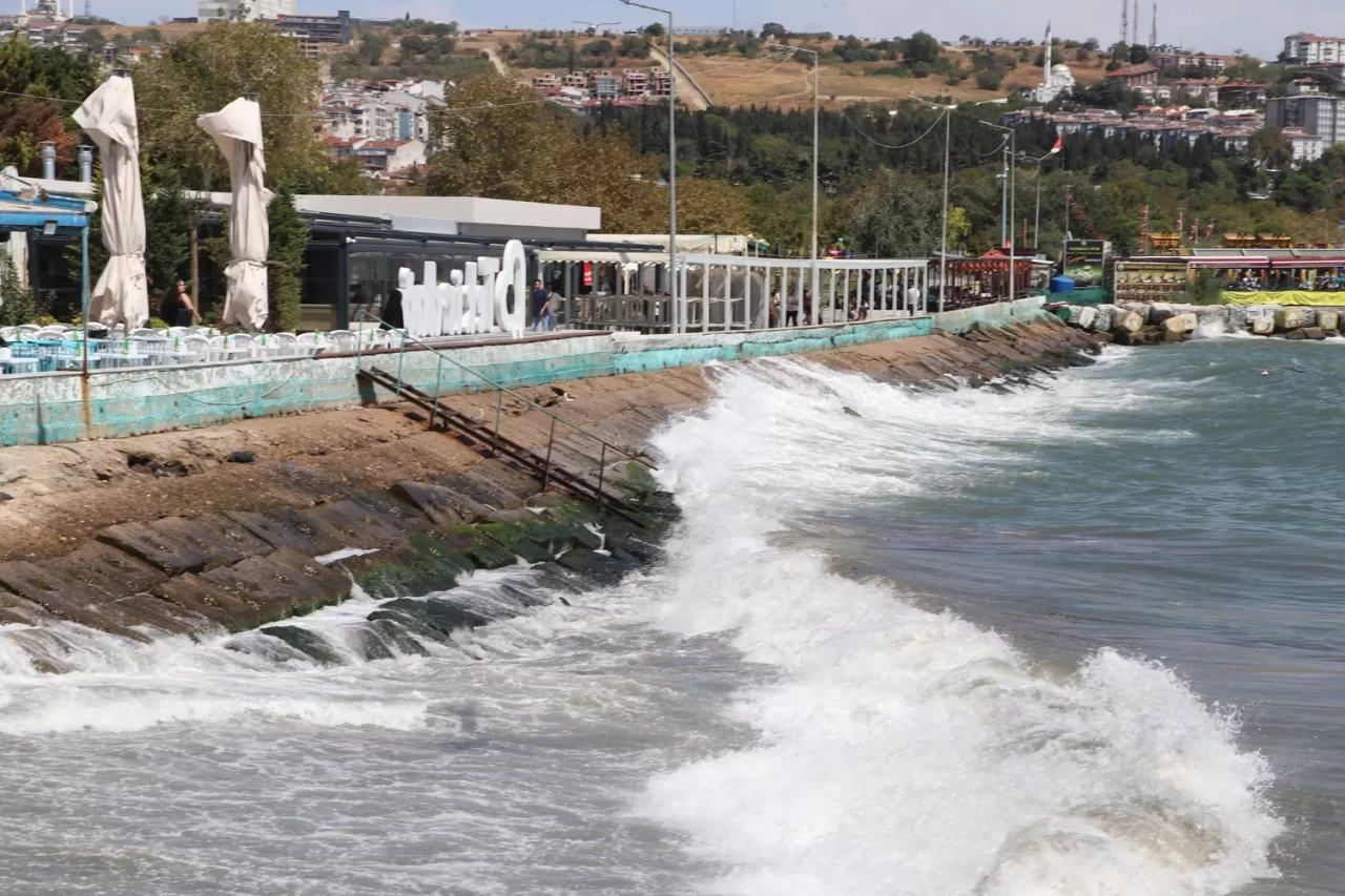 Tekirdağ'da etkili olan poyraz deniz ulaşımını olumsuz etkiliyor