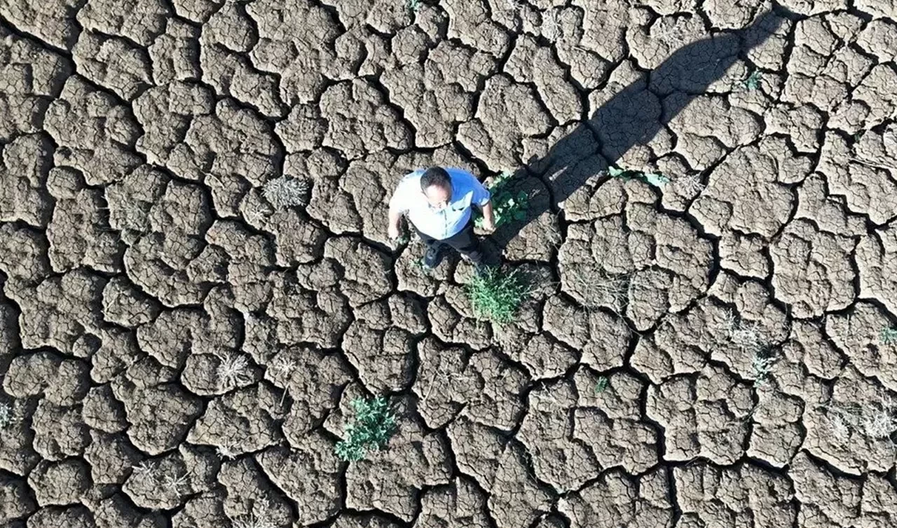 Sular çekildi: Resmen çorak araziye döndü