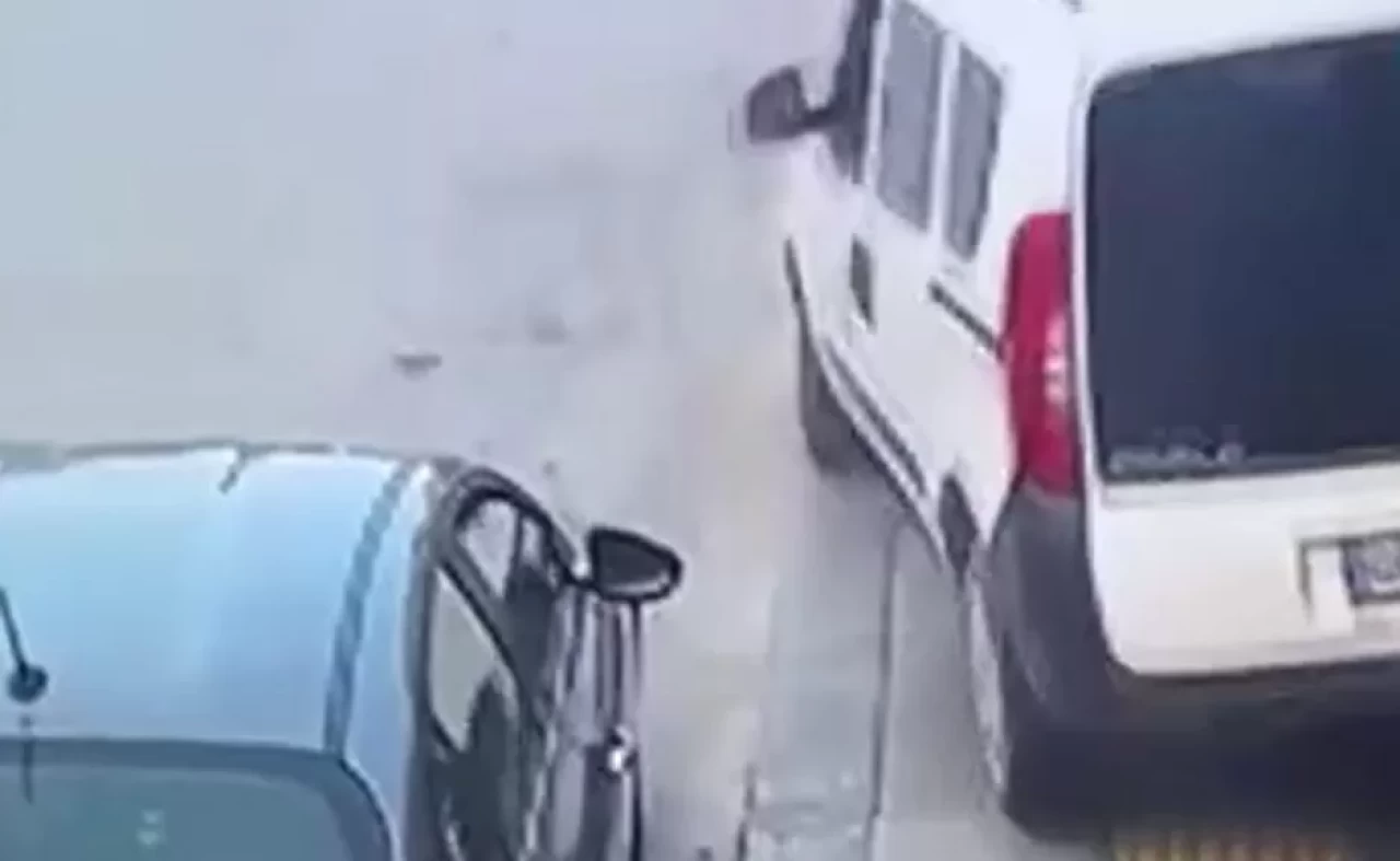 Freni boşalan aracın altında kalmaktan saniyelerle kurtuldular