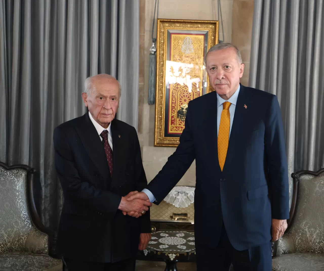 Ahlat’ta tarihi an: Lider Bahçeli ve Cumhurbaşkanı Erdoğan, Devlet Bey Konağı’nda buluştu