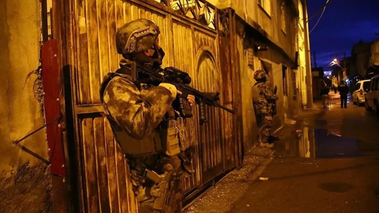 Antalya'da şafak operasyonu: Adeta cephanelik çıktı