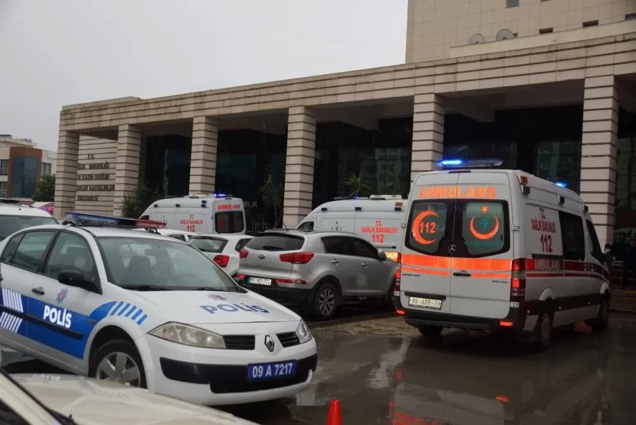Hastaneye doğuma gelen kadın, önce polis zoruyla kocasını hastaneden kovdurdu sonra doğumhaneye gitti