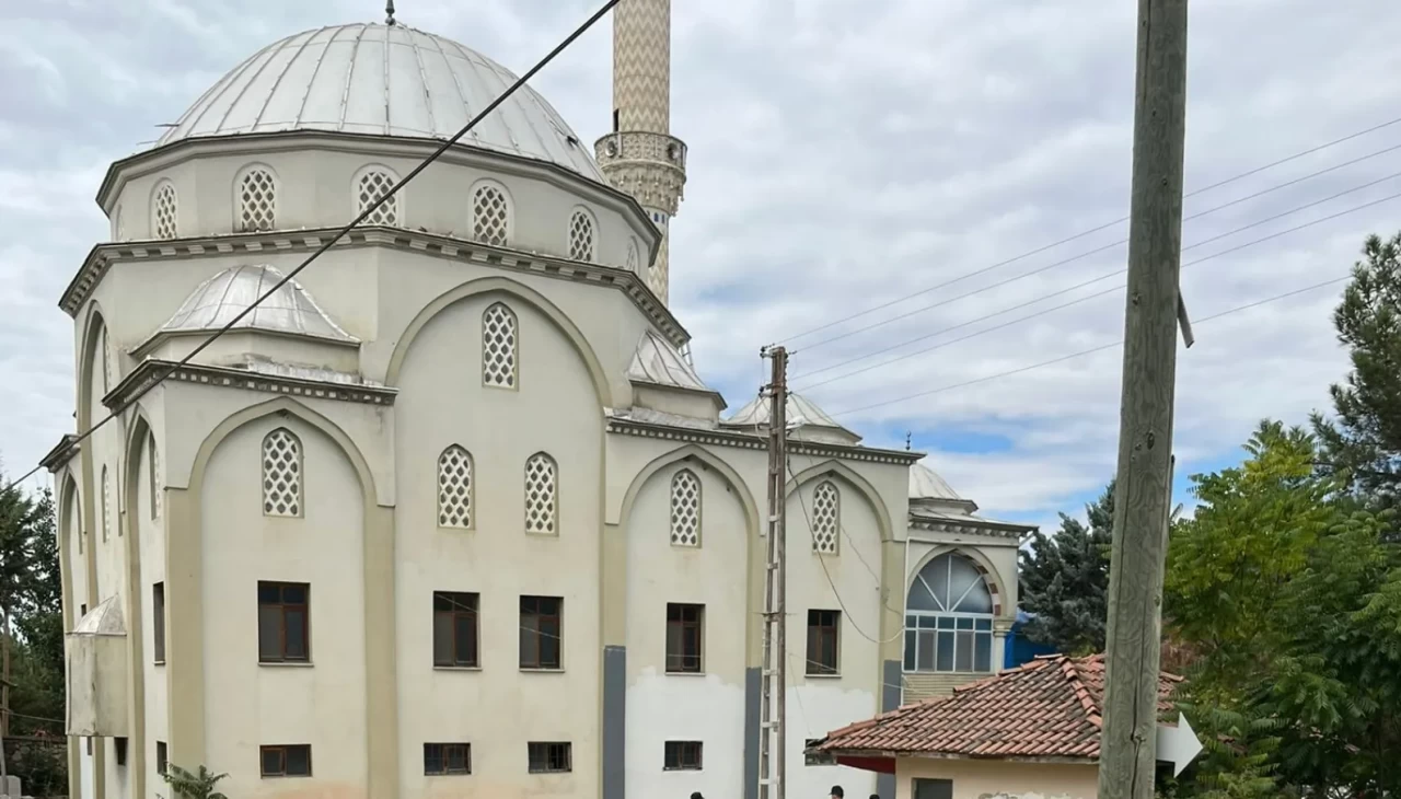 Cami kubbesinden düşen şahıs hayatını kaybetti