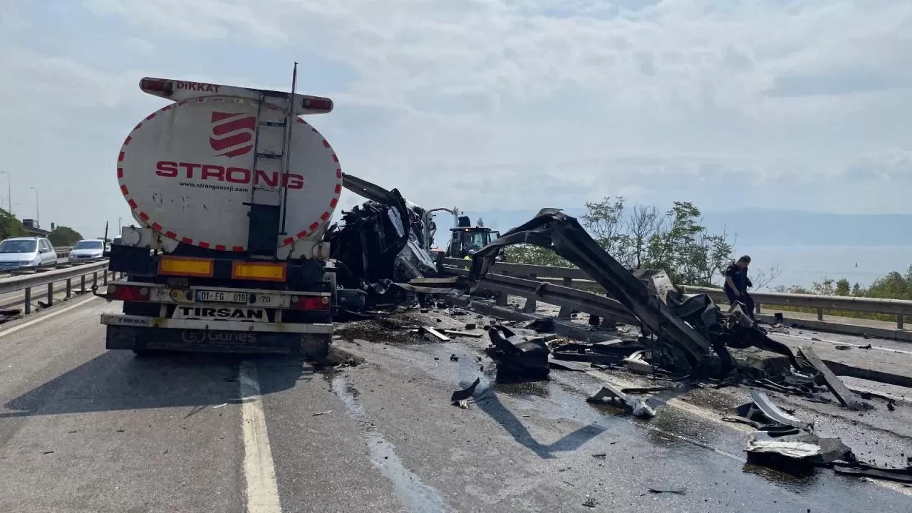 Kocaeli’de tanker kazası! Yön levhasına çarpan araç trafiği aksattı