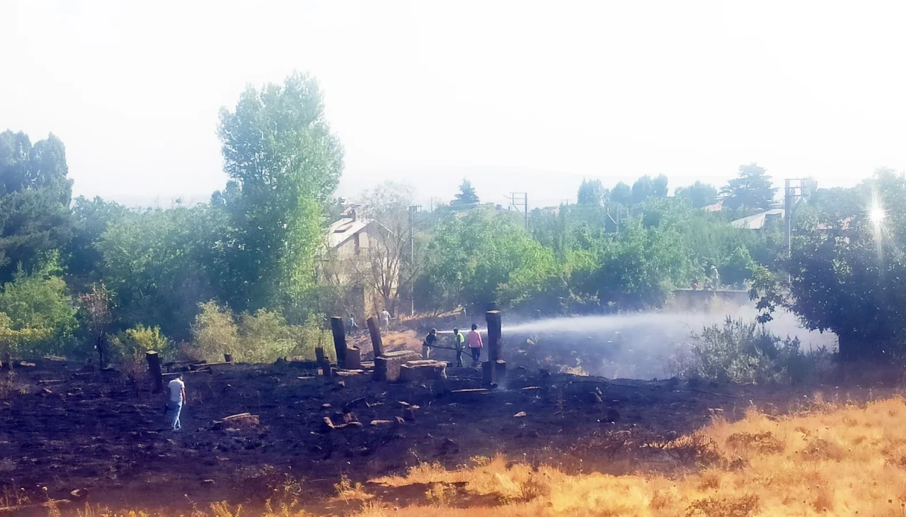 Tarihi mezarlıktaki yangın korkuttu