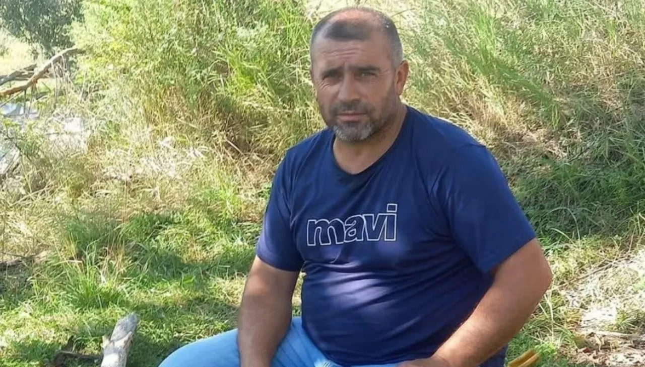 Ecel inşaat işçisini ağaç altında dinlenirken yakaladı