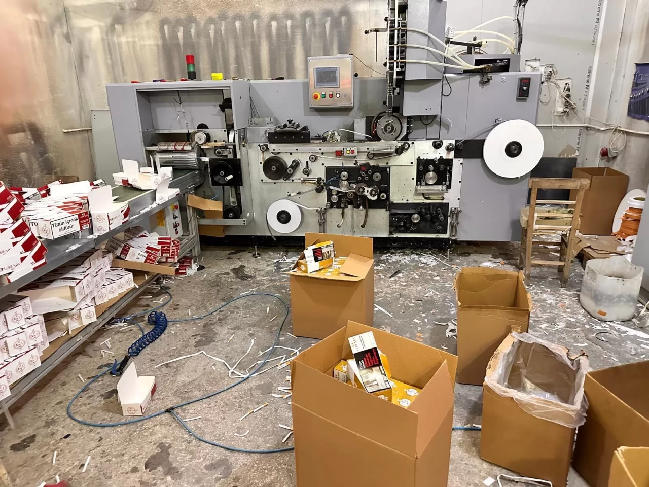 Karton bardak için kiraladı, kaçak makaron üretti