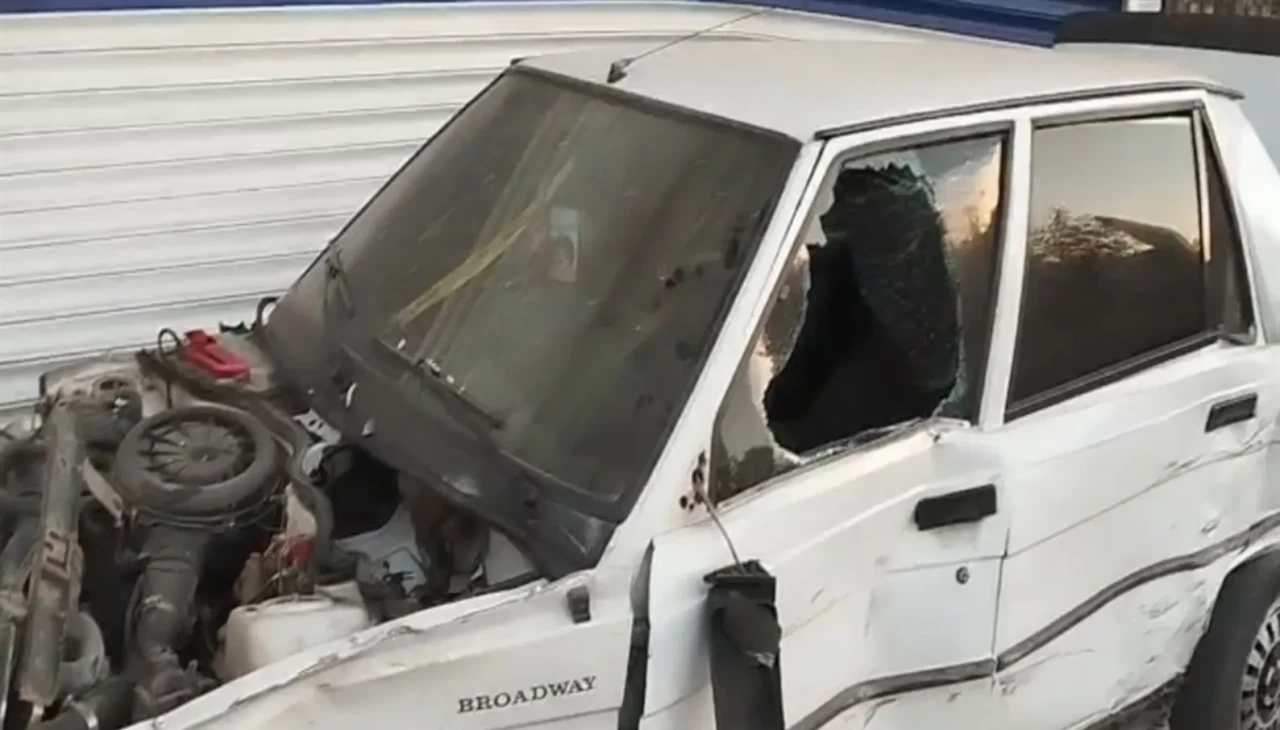 TIR'ın araçlara çarpıp iş yerine girdiği kaza kamerada: 3 yaralı