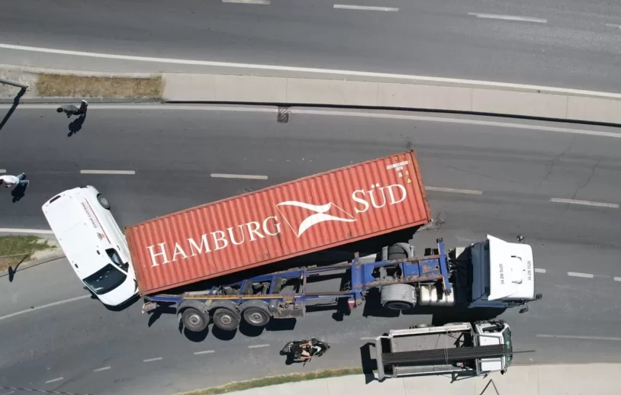 Arnavutköy’de facia ucuz atlatıldı: Kömür yüklü tırın konteyneri böyle yola devrildi