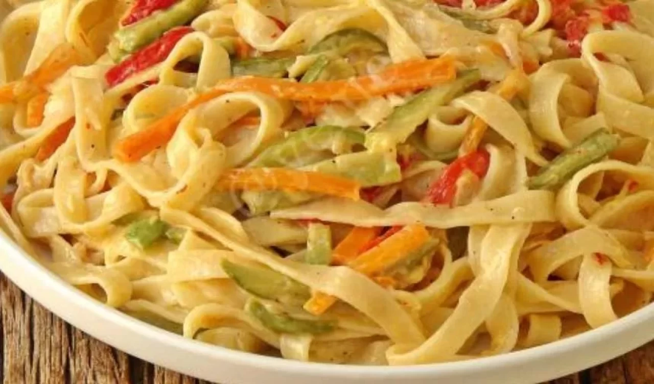 Çocuklara sebze yedirmenin en lezzetli yolu! Renkli makarna tarifleri