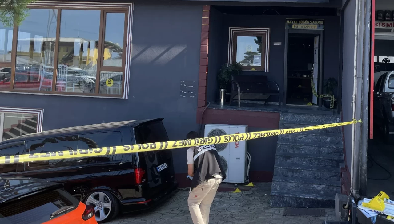 Rize’de düğün salonunda silahlar konuştu