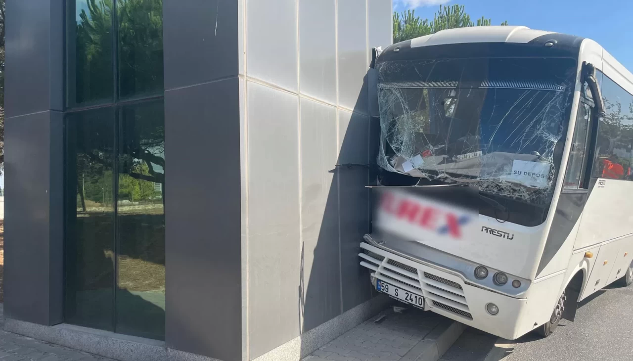 İşçi servisi direğe çarptı: 16 yaralı